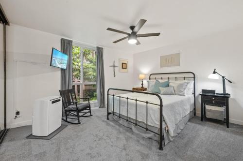 En eller flere senge i et værelse på G6 - Answered Prayers Cottage