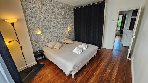 une chambre avec un lit avec des serviettes dessus dans l'établissement Le Cozy Nest, à Alfortville