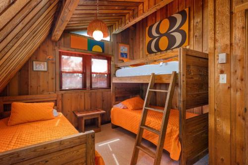 - une chambre avec 2 lits superposés dans une cabine dans l'établissement OSF24 Dunesbury, à Corolla