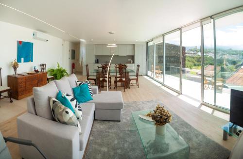 a living room with a couch and a table at Casa Neptuno-Lagoa São Miguel in Lagoa