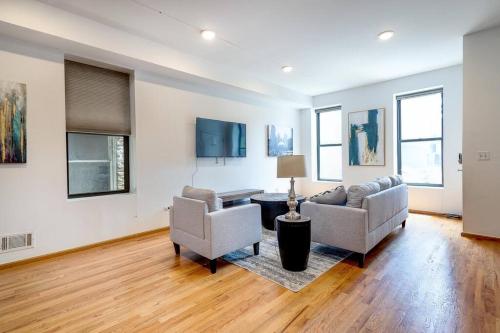 a living room with two couches and a table at Goose Island Central Downtown Prime Location with access to patio CHI - 1 in Chicago