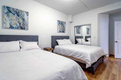 two beds in a room with white walls at Goose Island Central Downtown Prime Location with access to patio CHI - 1 in Chicago