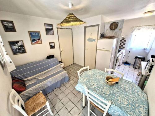 Cette chambre comprend un lit, une table et une cuisine. dans l'établissement Résidence Ile Des Pecheurs - VILLA 3 PIECES 6 couchages LE BARCARES MAE-7034, à Port-Leucate