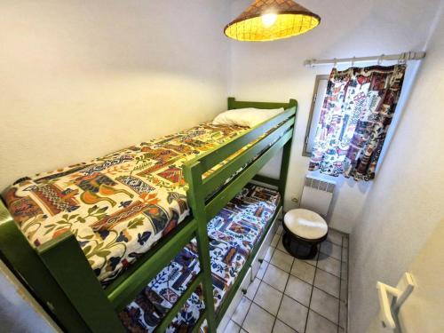 une chambre avec un lit superposé dans une pièce dans l'établissement Résidence Ile Des Pecheurs - VILLA 3 PIECES 6 couchages LE BARCARES MAE-7034, à Port-Leucate