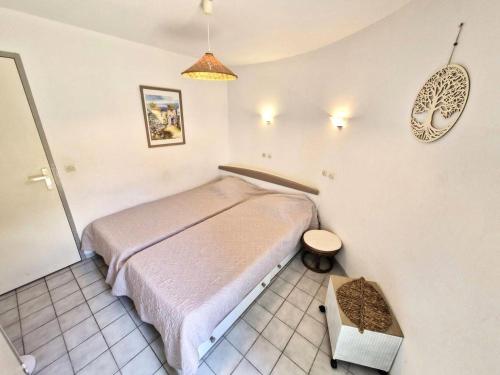 une petite chambre avec un lit dans une pièce dans l'établissement Résidence Ile Des Pecheurs - VILLA 3 PIECES 6 couchages LE BARCARES MAE-7034, à Port-Leucate