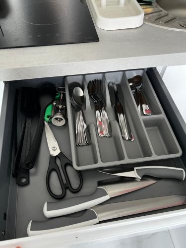 un tiroir rempli d'ustensiles de cuisine dans une cuisine dans l'établissement Studio neuf centre Cannes 500 m plage, à Cannes