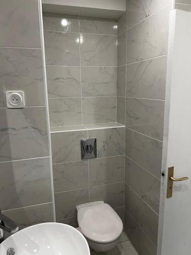 une salle de bain avec une douche avec des toilettes et un lavabo dans l'établissement Studio neuf centre Cannes 500 m plage, à Cannes