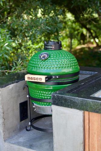 a green cooker sitting on top of a counter at Casa Nengueta - Lapinha da Serra in Santana do Riacho