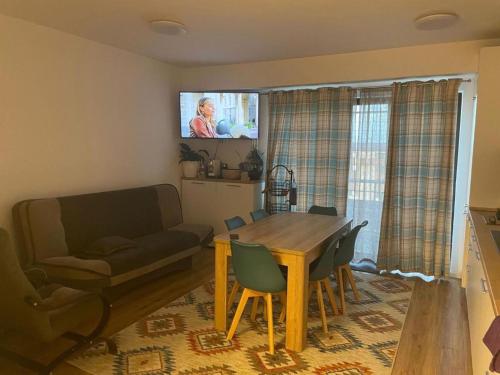 a living room with a table and a couch at BRT Apartment in Floreşti