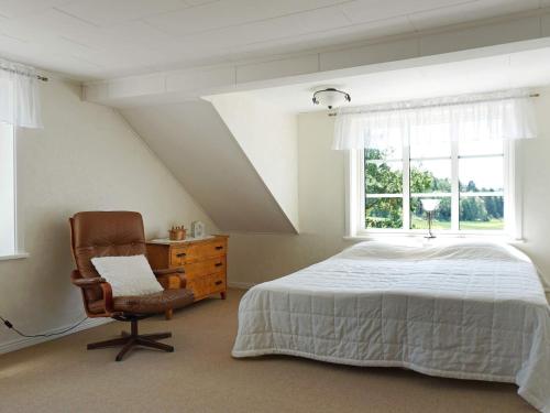 En eller flere senge i et værelse på 5 person holiday home in Hedekas