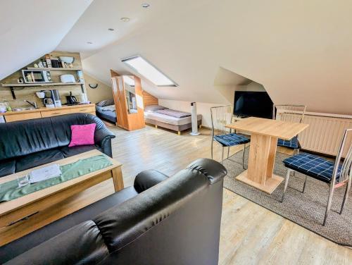ein Wohnzimmer mit einer Couch und einem Tisch in der Unterkunft Ferienwohnung Am Fenn in Potsdam