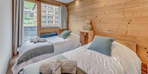 deux lits dans une chambre avec une fenêtre dans l'établissement Résidence Super Tignes - 3 Pièces pour 6 Personnes MAE-7481, à Tignes