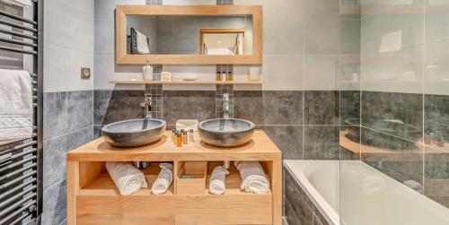 une salle de bain avec deux lavabos et une baignoire dans l'établissement Résidence Super Tignes - 3 Pièces pour 6 Personnes MAE-7481, à Tignes