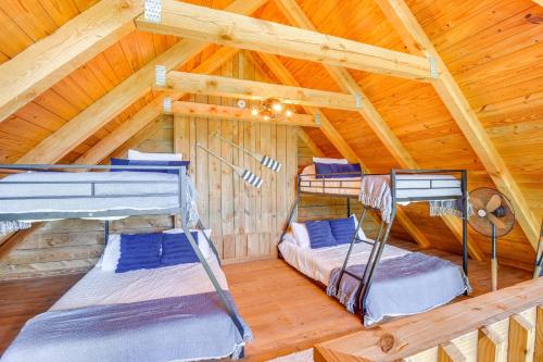 Ένα ή περισσότερα κρεβάτια σε δωμάτιο στο Lake Keowee Access Idyllic Six Mile Cabin!