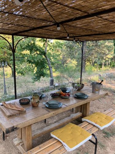 Κήπος έξω από το Domaine Le Poucet - Piscine en forêt