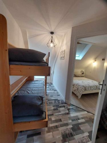 une chambre avec des lits superposés et une chambre avec des lits superposés dans l'établissement Maison Bretonne avec piscine, à Marzan
