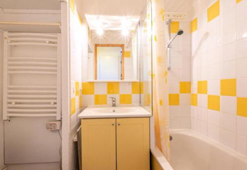 une salle de bain avec un lavabo et une baignoire dans l'établissement Résidence Le Domino - Studio avec vue sur le Mont Blanc MAE-5264, à Les Coches
