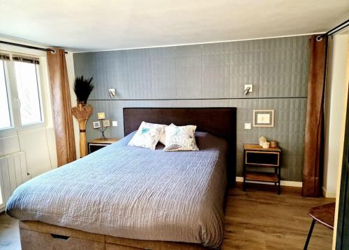 une chambre avec un grand lit avec deux oreillers dans l'établissement Appartement atypique clair et spacieux avec jardin, à Trouville-sur-Mer