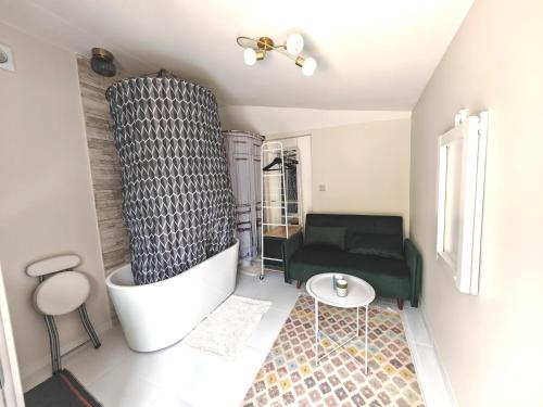 STUDETTE LA ROSÉE ABONDANTE Non-fumeur, 45 min de Paris, 10m2, indépendante, cosy, apaisante, mobiliers convertible, WiFi, TV, kitchenette, sanitaires inclus visibles dans la même pièce, mini terrasse, jardin, canapé-lit 120x180, 1 à 2 pers gabarit moyen