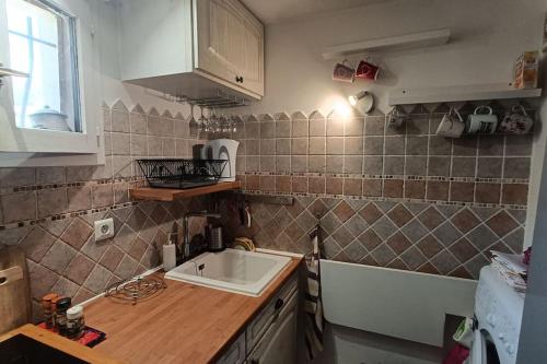 une cuisine avec un évier et un plan de travail dans l'établissement Jolie maison, à Vence