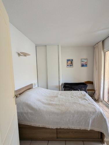 une chambre avec un lit et une fenêtre dans l'établissement Chez Aline - Appartement en bord de mer, à Cervione