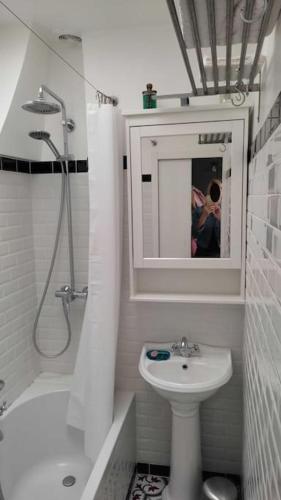 une personne prenant une photo d'une salle de bains dans l'établissement Pantin Canal de l'Ourcq, à Pantin