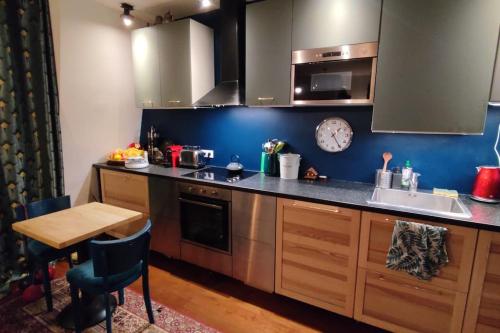 une cuisine avec un évier et un plan de travail dans l'établissement Pantin Canal de l'Ourcq, à Pantin