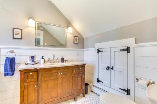 une salle de bain avec un lavabo et un miroir dans l'établissement Lovely Country Retreat, 4 Mi to Dtwn Narrowsburg!, à Narrowsburg