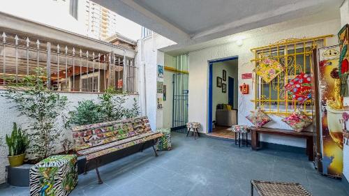 une véranda avec un banc et un bâtiment dans l'établissement Hospedaria da Mama 4 quartos Shopping e Metrô Santa Cruz, à São Paulo