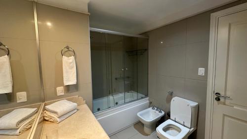 Et badeværelse på Greenpark Penthouse Duplex