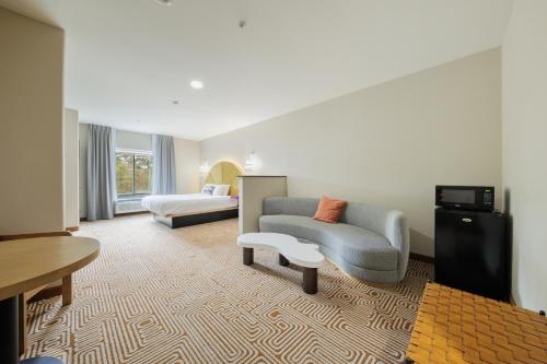 Postel nebo postele na pokoji v ubytování Blanco River Hotel