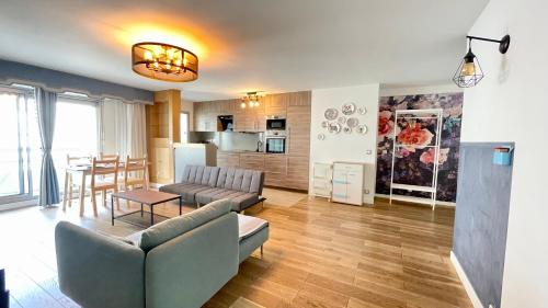 un salon avec un canapé et une table dans l'établissement 129 - Splendeur Confort et Modernité, Terrasse au Cœur de Paris, à Paris