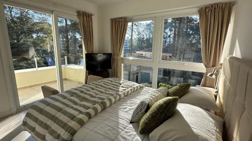 En eller flere senge i et værelse på Greenpark Penthouse Duplex