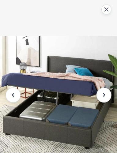 Cette chambre comprend un lit avec un cadre de lit. dans l'établissement 'StudioCDG fr' Cerisier, Studio proche near CDG Roissy airport, Parc Expositions, Stade de France, Arena, Disney, Asterix, à Villepinte