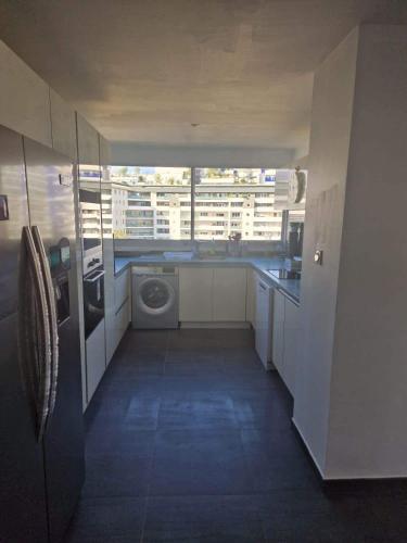 une cuisine avec un évier et une machine à laver dans l'établissement T5 4 chambres, à Marseille