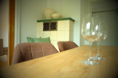 Una mesa con una copa de vino encima. en Flößer-Heimat - ruhige Lage inmitten der Natur, en Baiersbronn