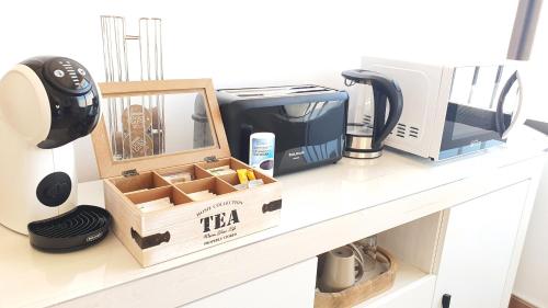 a kitchen counter with a microwave and a box at Relax a pie de montaña in Alhaurín de la Torre