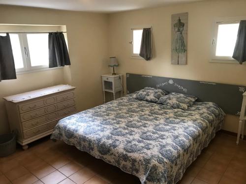 - une chambre avec un lit, une commode et des fenêtres dans l'établissement Large Relaxing Spot on the River Lot, à Penne-dʼAgenais