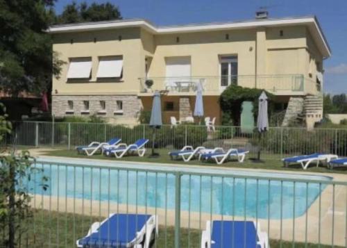 une maison avec une piscine devant une maison dans l'établissement Large Relaxing Spot on the River Lot, à Penne-dʼAgenais