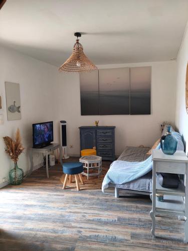 une chambre avec un lit et une télévision à écran plat dans l'établissement Corniche Bleue à 3 mn à pied de la plage, à Sète