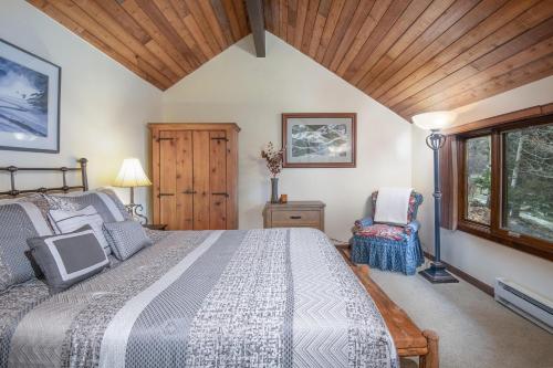 ベールにあるBooth Creek #G3の大きなベッドと椅子のある寝室
