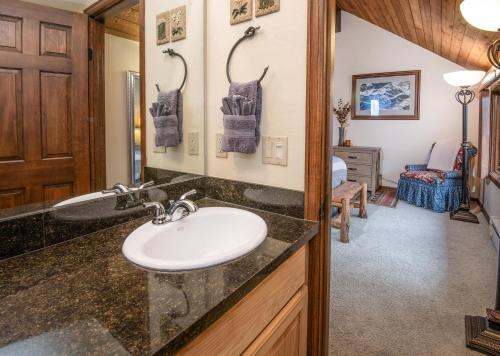 ベールにあるBooth Creek #G3の洗面台と鏡のあるバスルーム