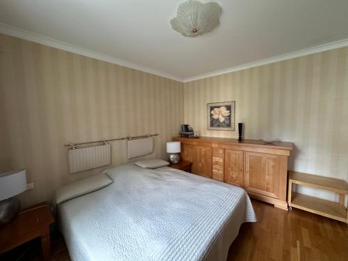 a bedroom with a white bed and a ceiling at Ferienwohnung in Bad Saarow in Bad Saarow