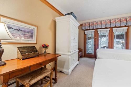1 dormitorio con 1 cama y escritorio con escritorio en The Charter at Beaver Creek G055, en Beaver Creek