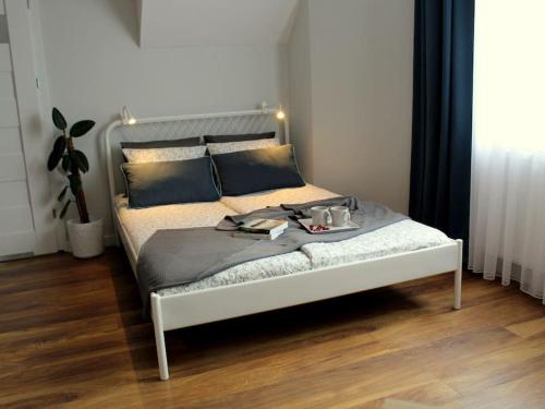 Postel nebo postele na pokoji v ubytování Przytulny apartament z ogrodem