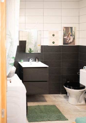 a bathroom with a toilet and a sink and a toilet at Jungle appartement lumineux plein centre in Boulogne-sur-Mer