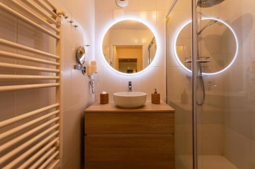une salle de bain avec un lavabo et un miroir dans l'établissement NICE SuiteMarie Carre d'or, à Nice