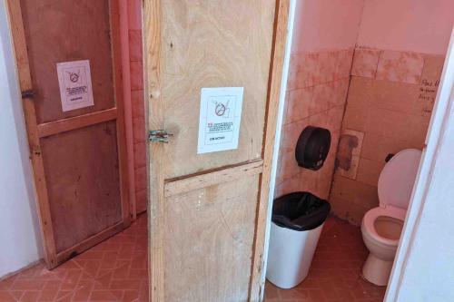 Arritupo Número DosにあるIslas de Guna Yala Cabaña tradicional Guna Tubasenikaのバスルーム(トイレ付)への開放ドア