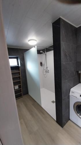 a laundry room with a washer and a washing machine at La Vie Est Belle in Kortemark