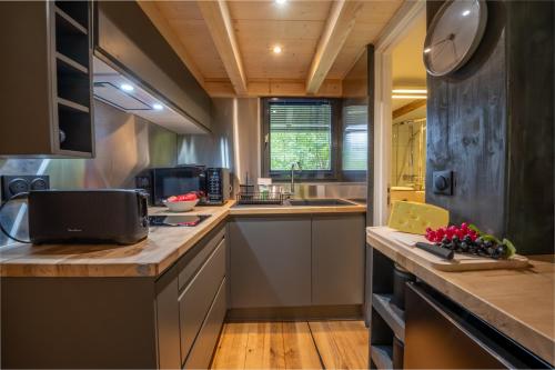 - une cuisine avec un comptoir et un ordinateur portable dans l'établissement Petit Chalet du Mont Blanc - Happy Rentals, à Chamonix-Mont-Blanc